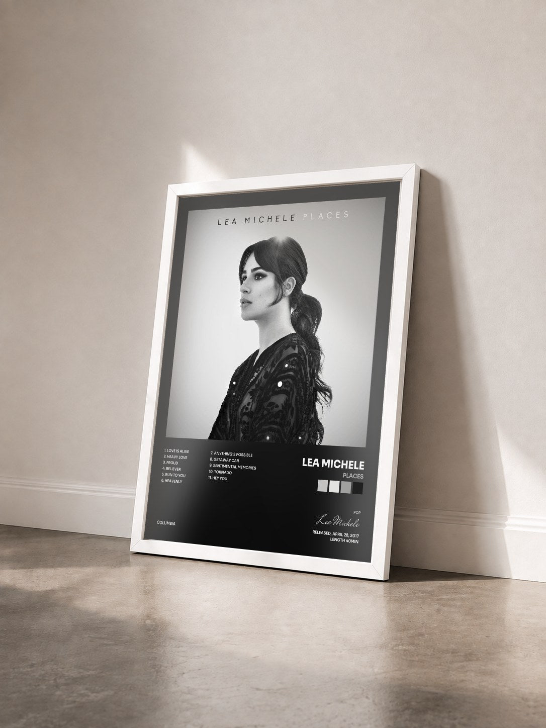 #blanc Tableau de l'album Places de Lea Michele vu de trois quarts, cadre blanc