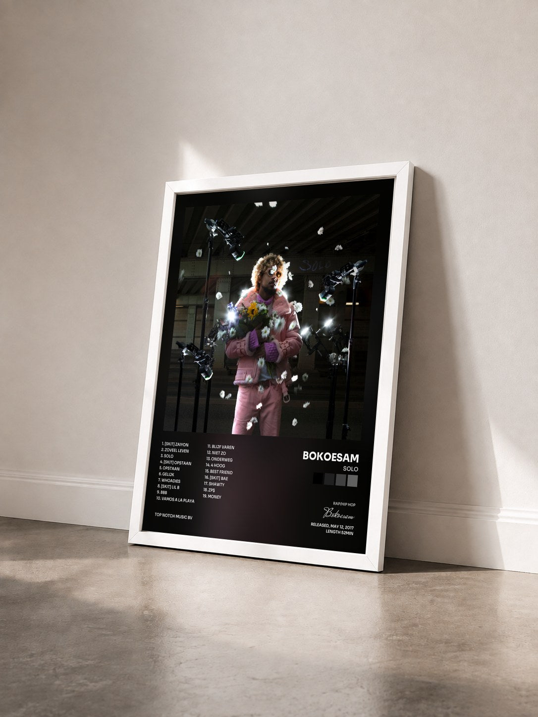 #blanc Tableau de l'album Solo de Bokoesam vu de trois quarts, cadre blanc