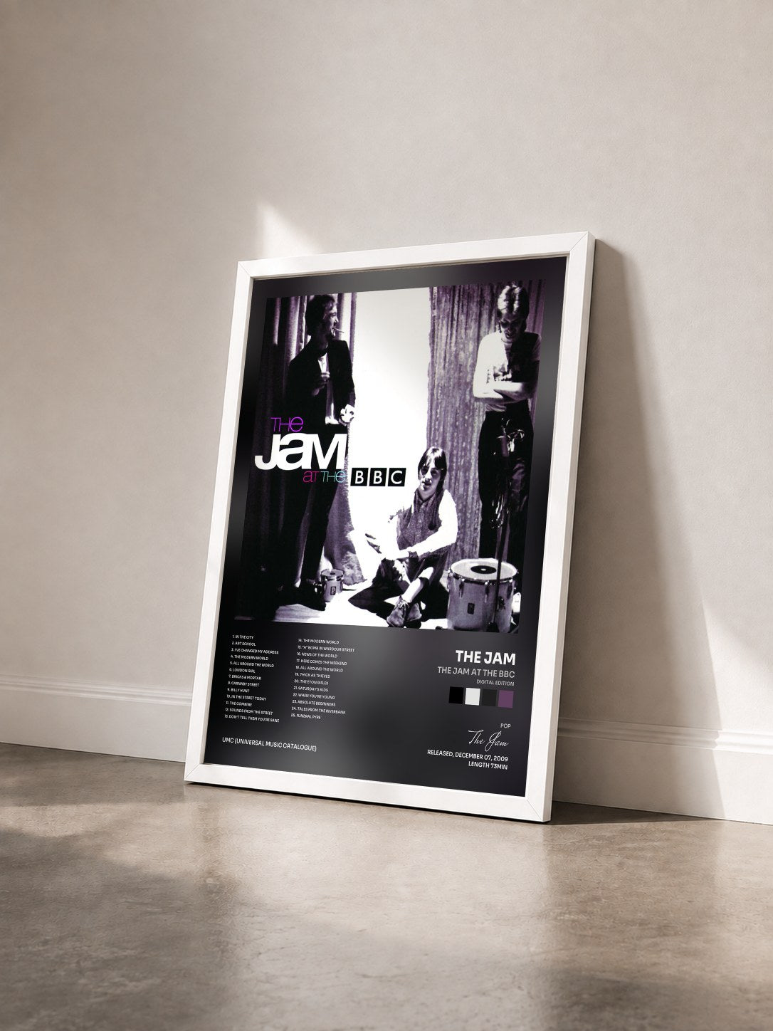 #blanc Tableau de l'album The Jam At The BBC (Digital Edition) de The Jam vu de trois quarts, cadre blanc