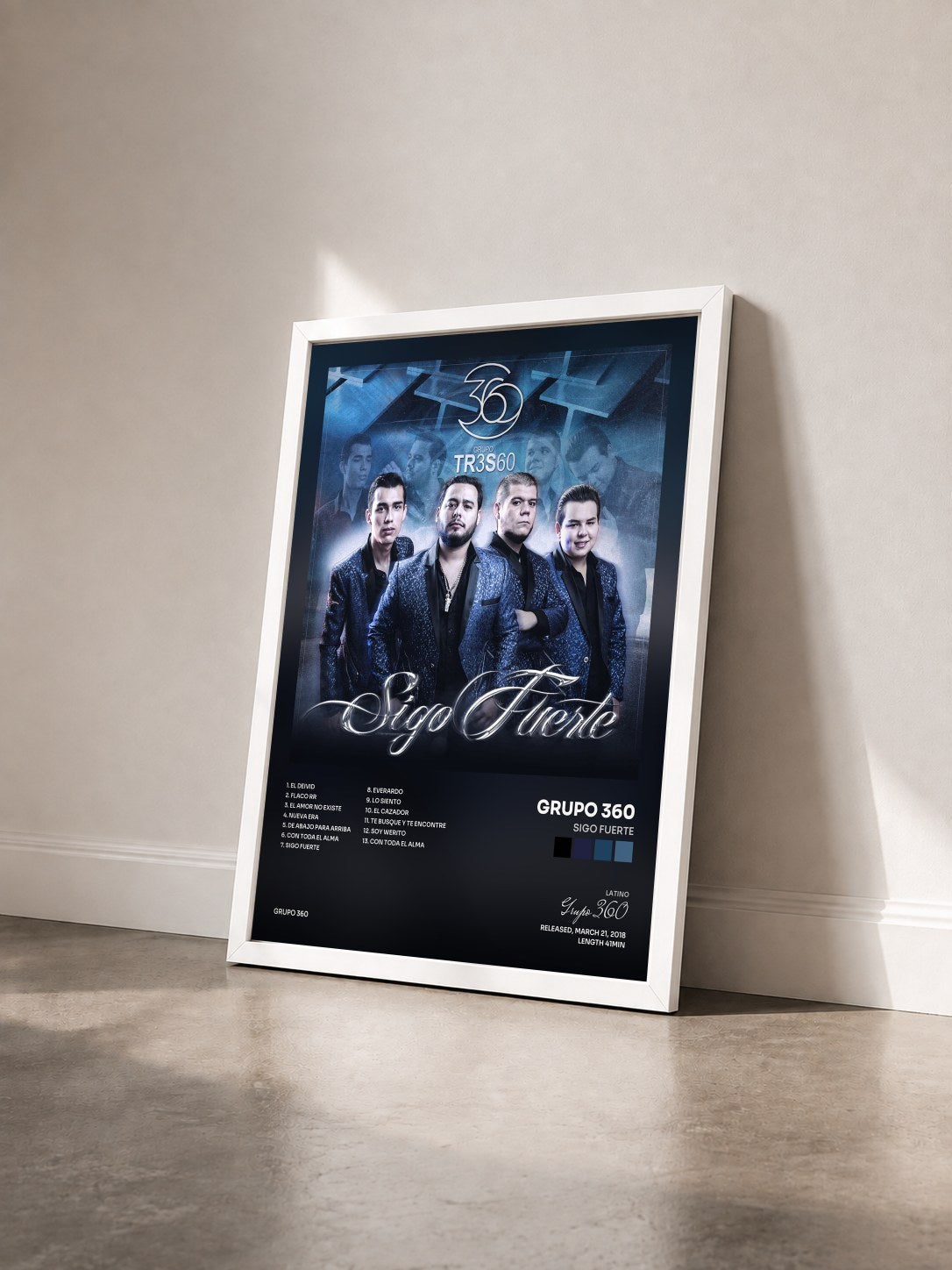 #blanc Tableau de l'album Sigo Fuerte de Grupo 360 vu de trois quarts, cadre blanc