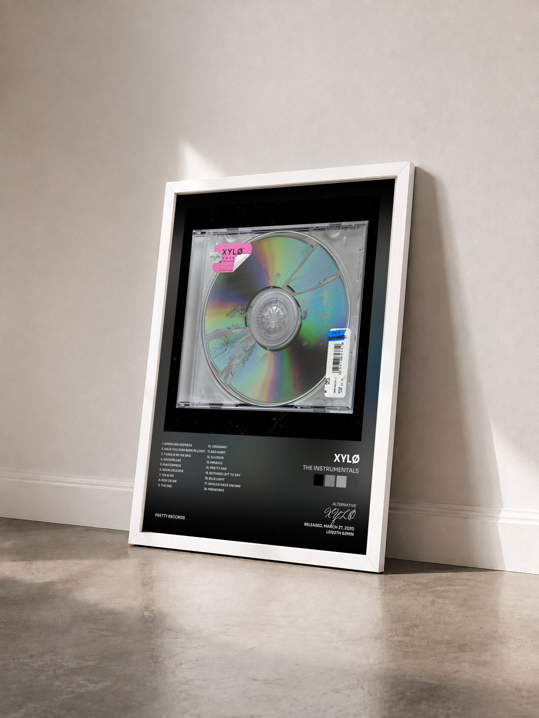#blanc Tableau de l'album The Instrumentals de XYLØ vu de trois quarts, cadre blanc
