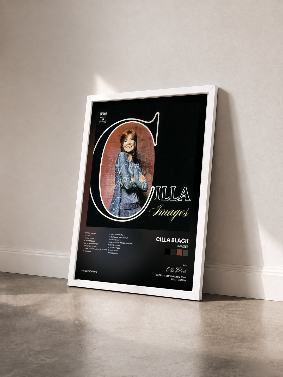 #blanc Tableau de l'album Images de Cilla Black vu de trois quarts, cadre blanc