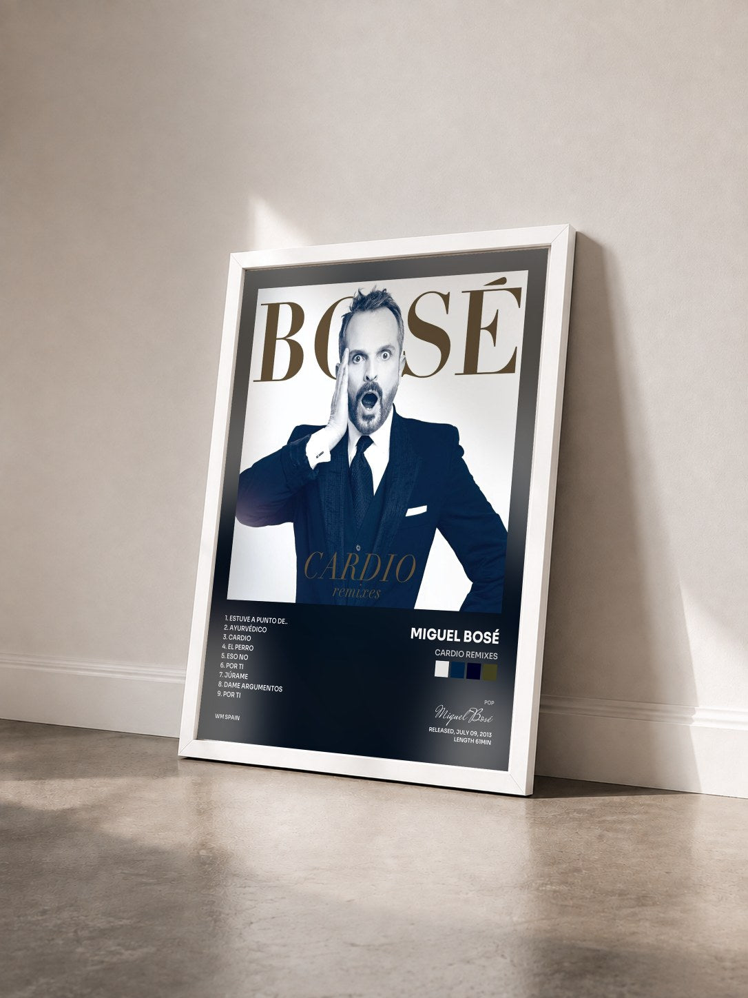 #blanc Tableau de l'album Cardio Remixes de Miguel Bosé vu de trois quarts, cadre blanc