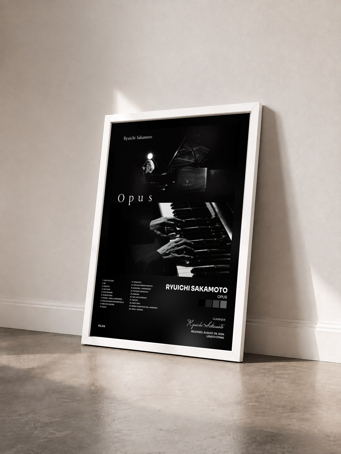 #blanc Tableau de l'album Opus de Ryuichi Sakamoto vu de trois quarts, cadre blanc