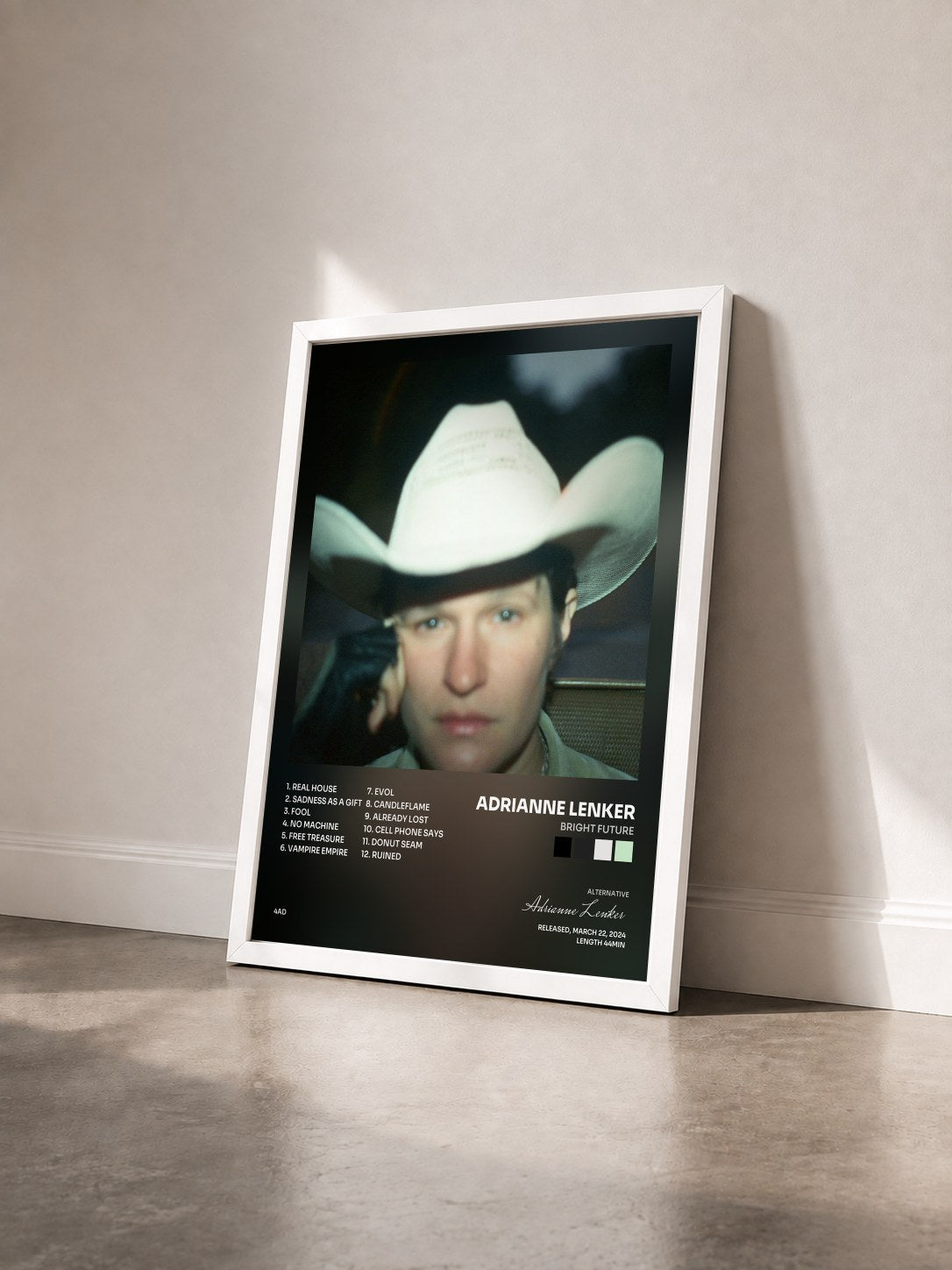 #blanc Tableau de l'album Bright Future de Adrianne Lenker vu de trois quarts, cadre blanc