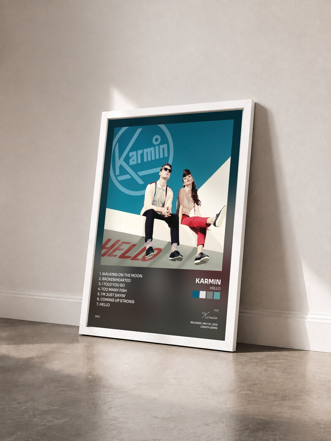 #blanc Tableau de l'album Hello de Karmin vu de trois quarts, cadre blanc
