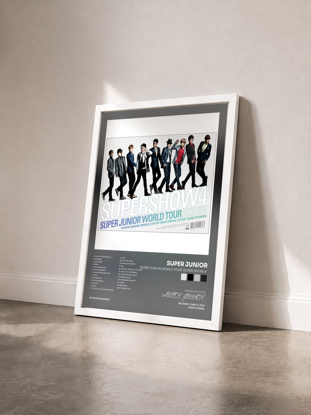 #blanc Tableau de l'album Super Junior World Tour 'Super Show 4' de SUPER JUNIOR vu de trois quarts, cadre blanc
