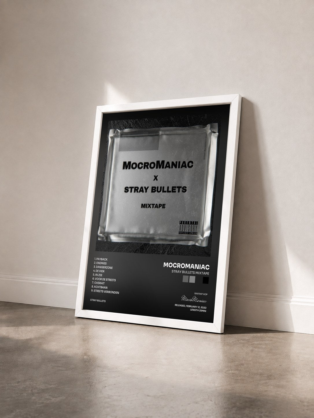 #blanc Tableau de l'album Stray Bullets Mixtape de MocroManiac vu de trois quarts, cadre blanc