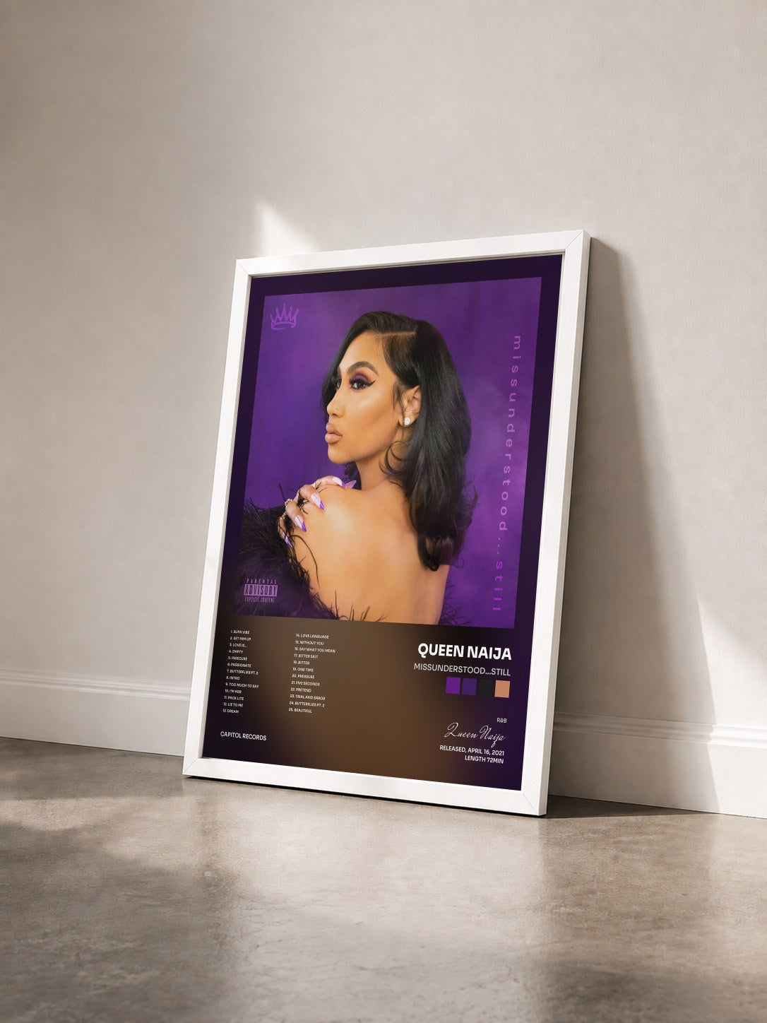 #blanc Tableau de l'album missunderstood…still de Queen Naija vu de trois quarts, cadre blanc