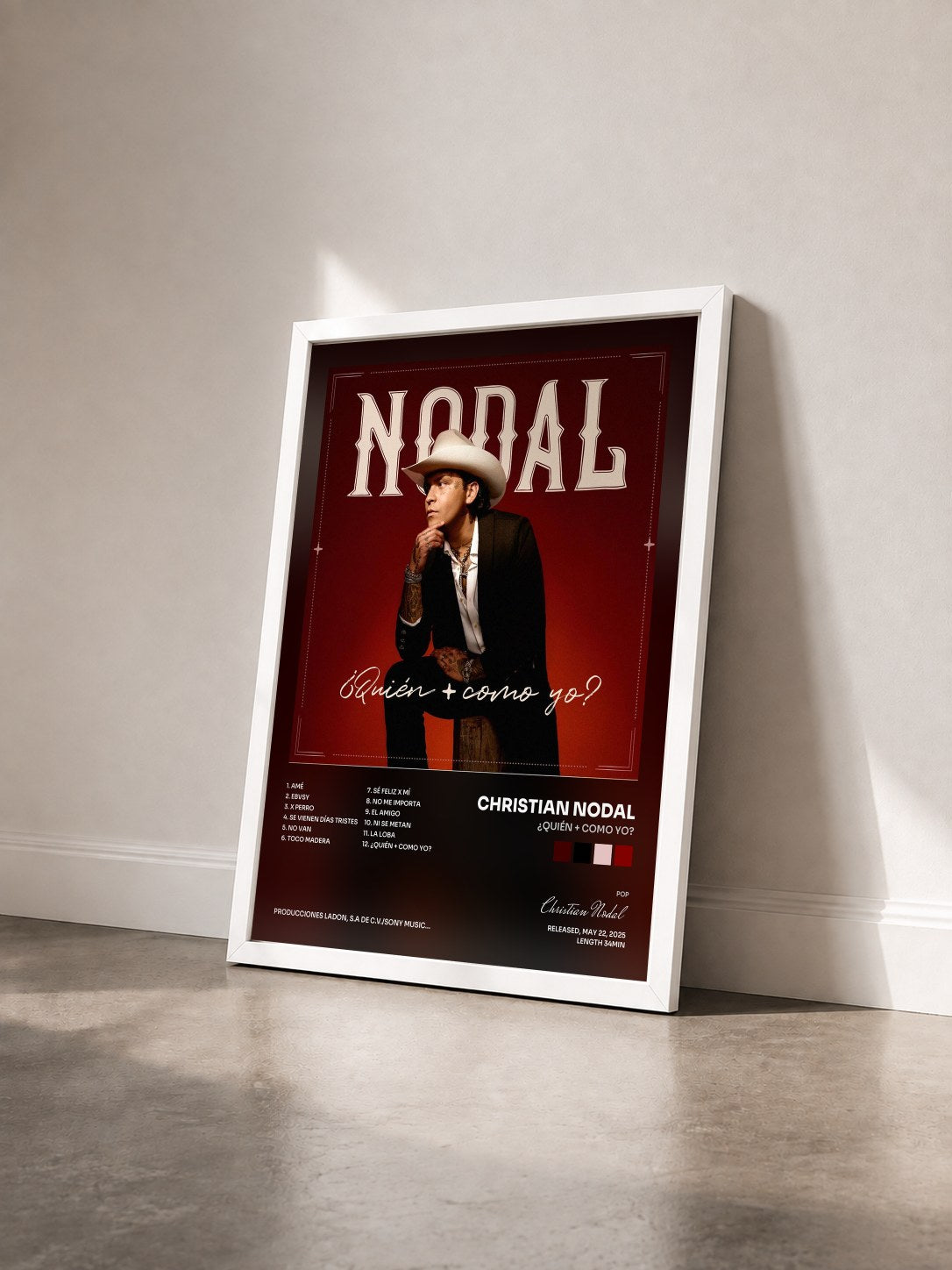 #blanc Tableau de l'album ¿Quién + Como Yo? de Christian Nodal vu de trois quarts, cadre blanc