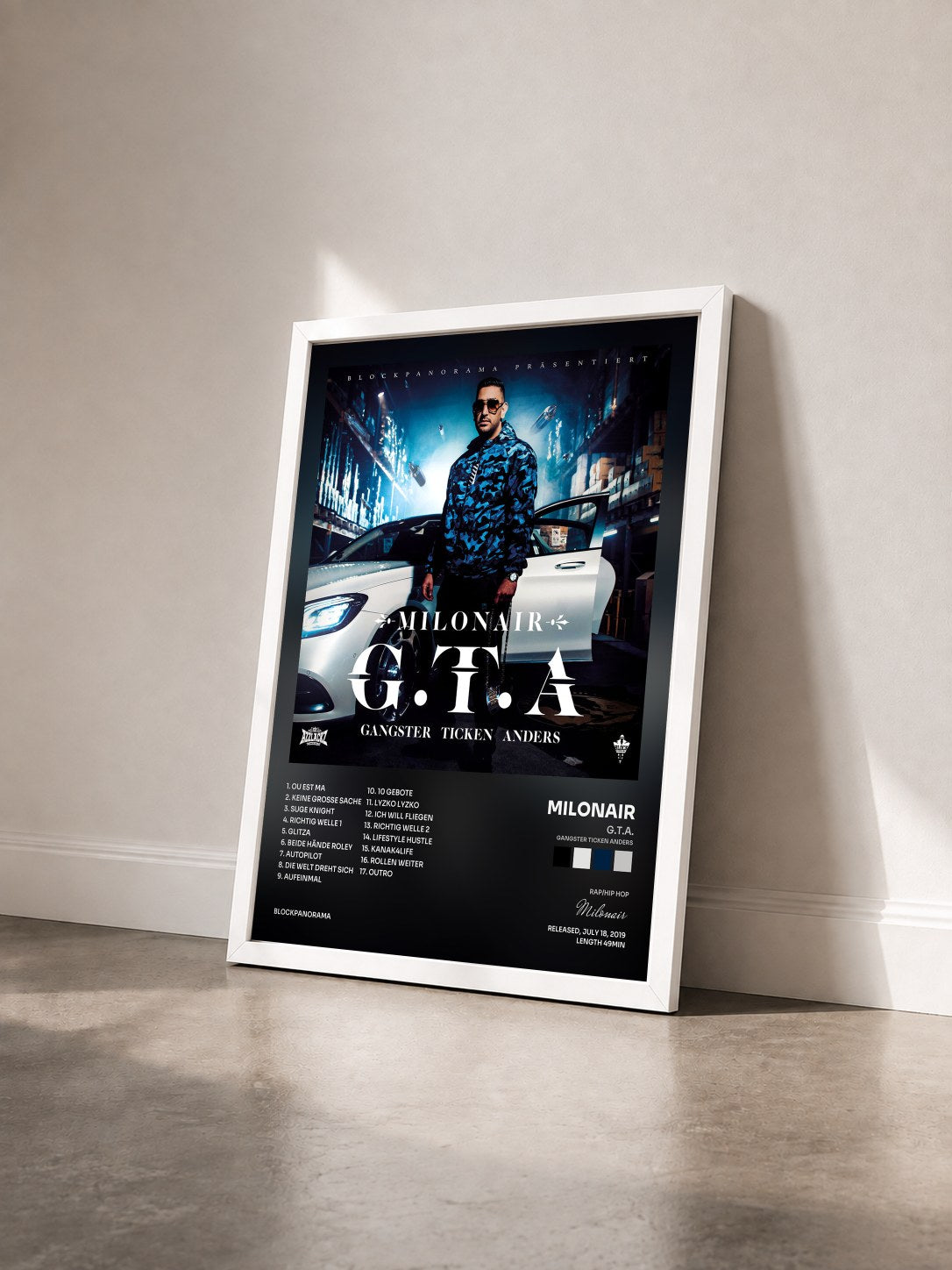 #blanc Tableau de l'album G.T.A. (GANGSTER TICKEN ANDERS) de Milonair vu de trois quarts, cadre blanc