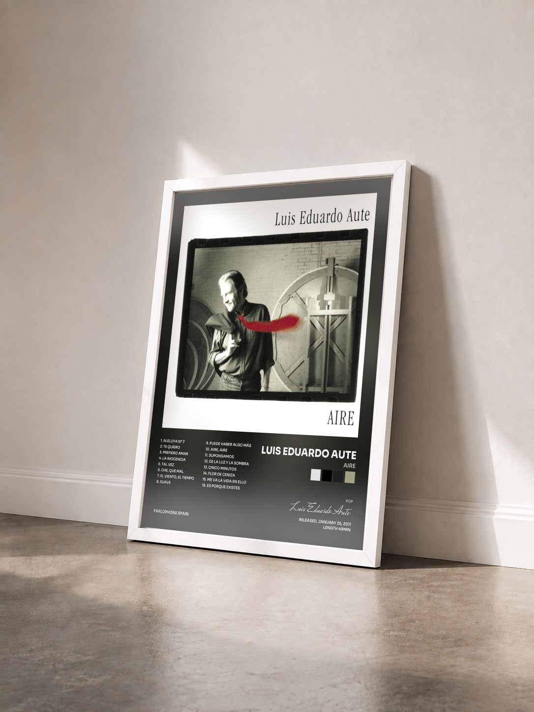 #blanc Tableau de l'album Aire de Luis Eduardo Aute vu de trois quarts, cadre blanc