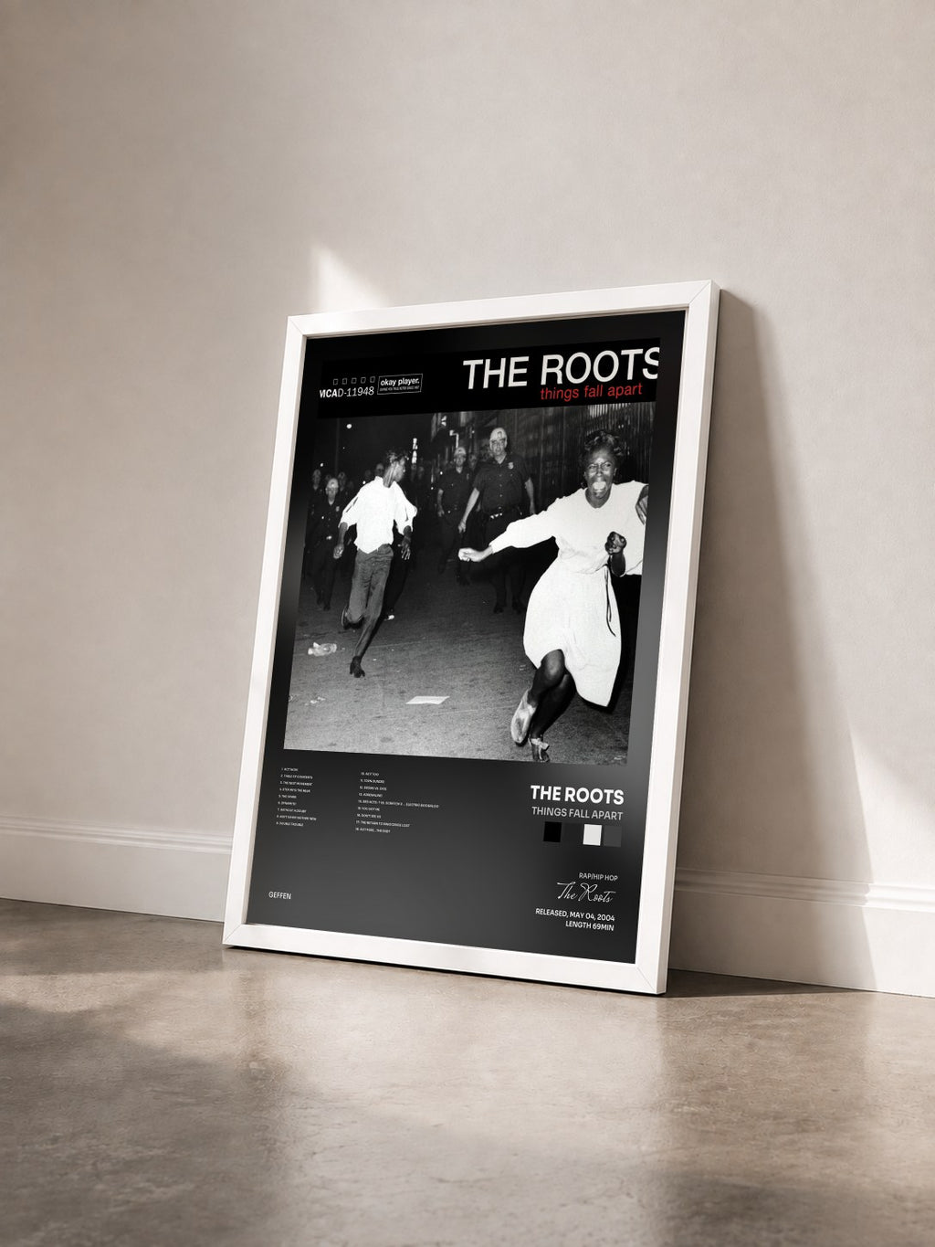 #blanc Things Fall Apart von The Roots als gerahmter Kunstdruck von schräg gesehen, weißer Rahmen