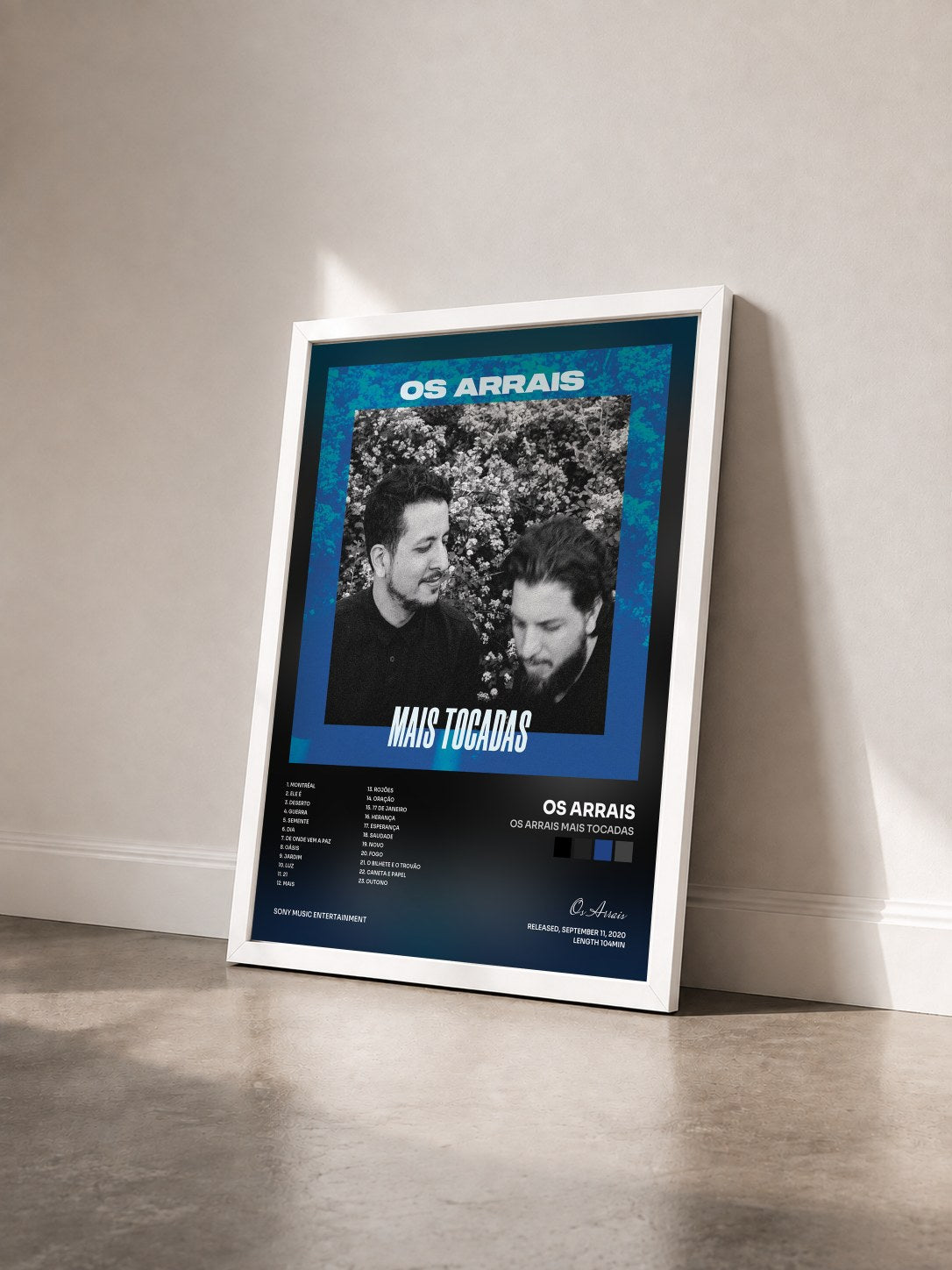 #blanc Tableau de l'album Os Arrais Mais Tocadas de Os Arrais vu de trois quarts, cadre blanc