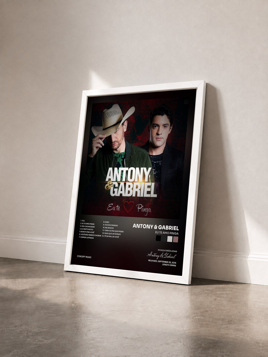 #blanc Tableau de l'album Eu Te Amo Pinga de Antony & Gabriel vu de trois quarts, cadre blanc