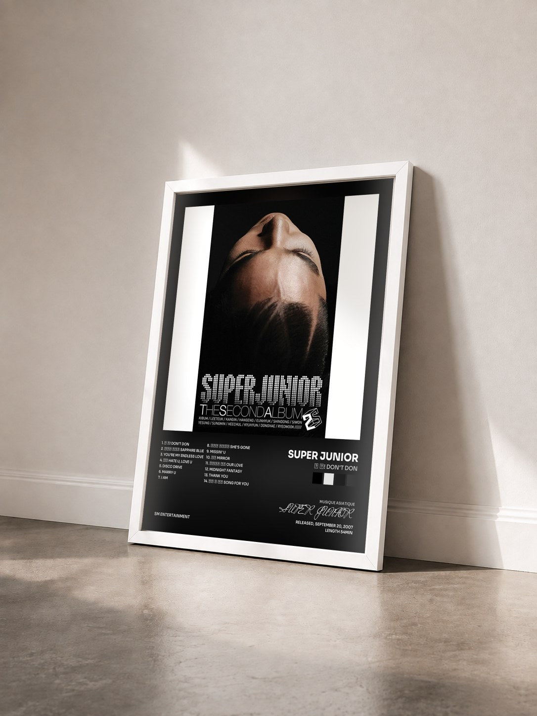 #blanc Tableau de l'album 돈 돈! Don't Don de SUPER JUNIOR vu de trois quarts, cadre blanc