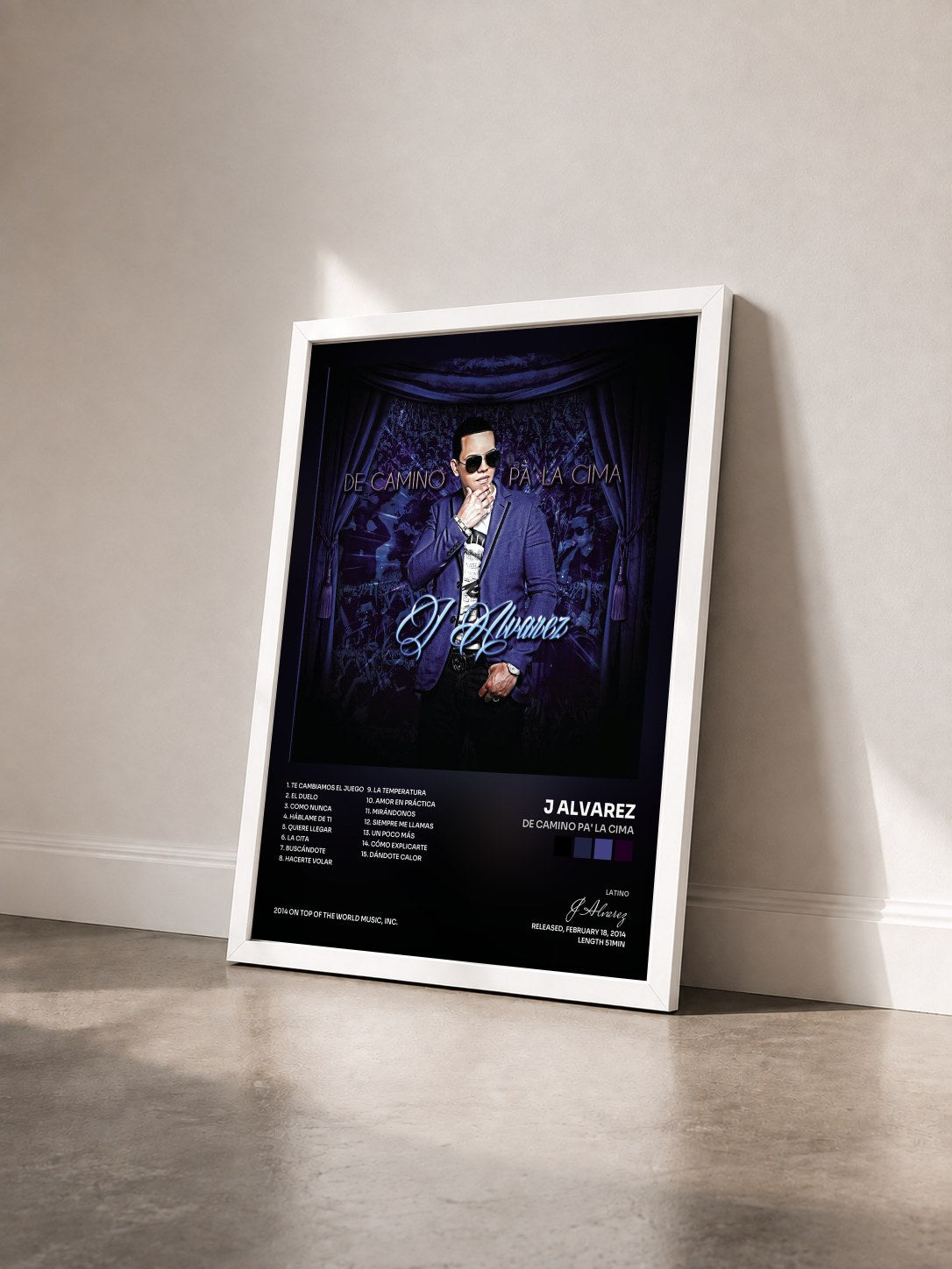 #blanc Tableau de l'album De Camino Pa' la Cima de J Alvarez vu de trois quarts, cadre blanc