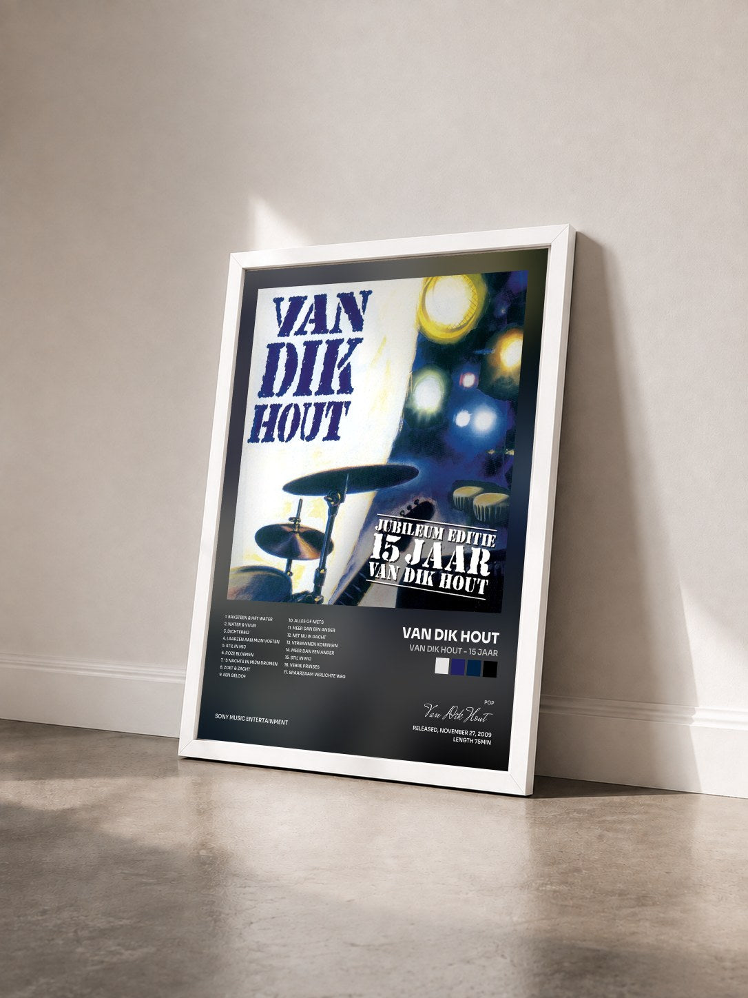 #blanc Tableau de l'album Van Dik Hout - 15 Jaar de Van Dik Hout vu de trois quarts, cadre blanc