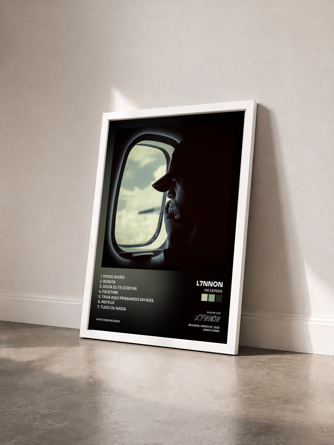 #blanc Tableau de l'album Me Espera de L7NNON vu de trois quarts, cadre blanc