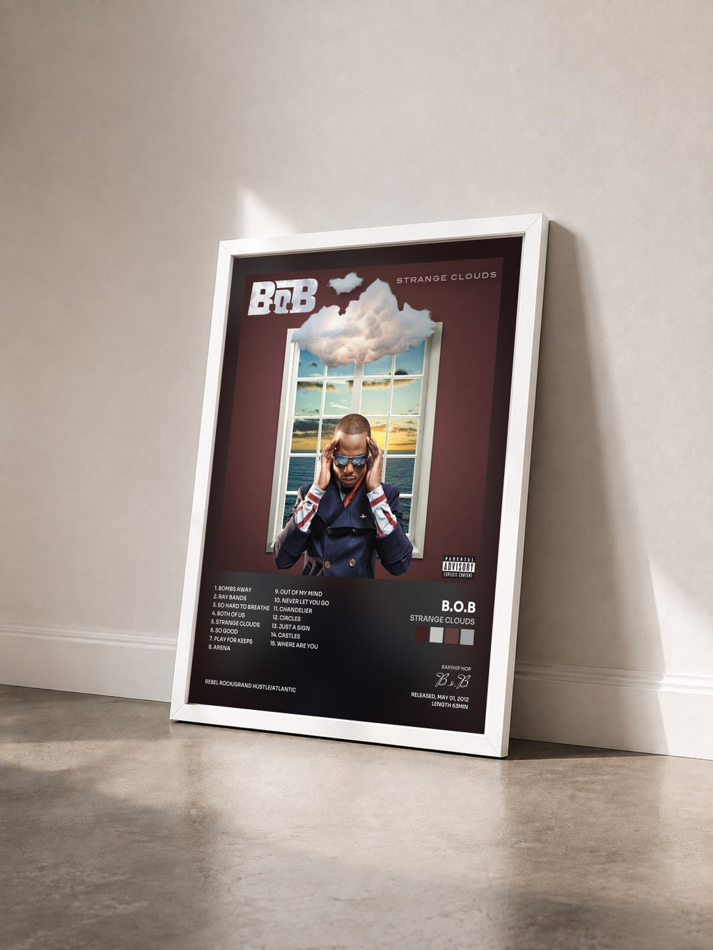 #blanc Tableau de l'album Strange Clouds de B.o.B vu de trois quarts, cadre blanc