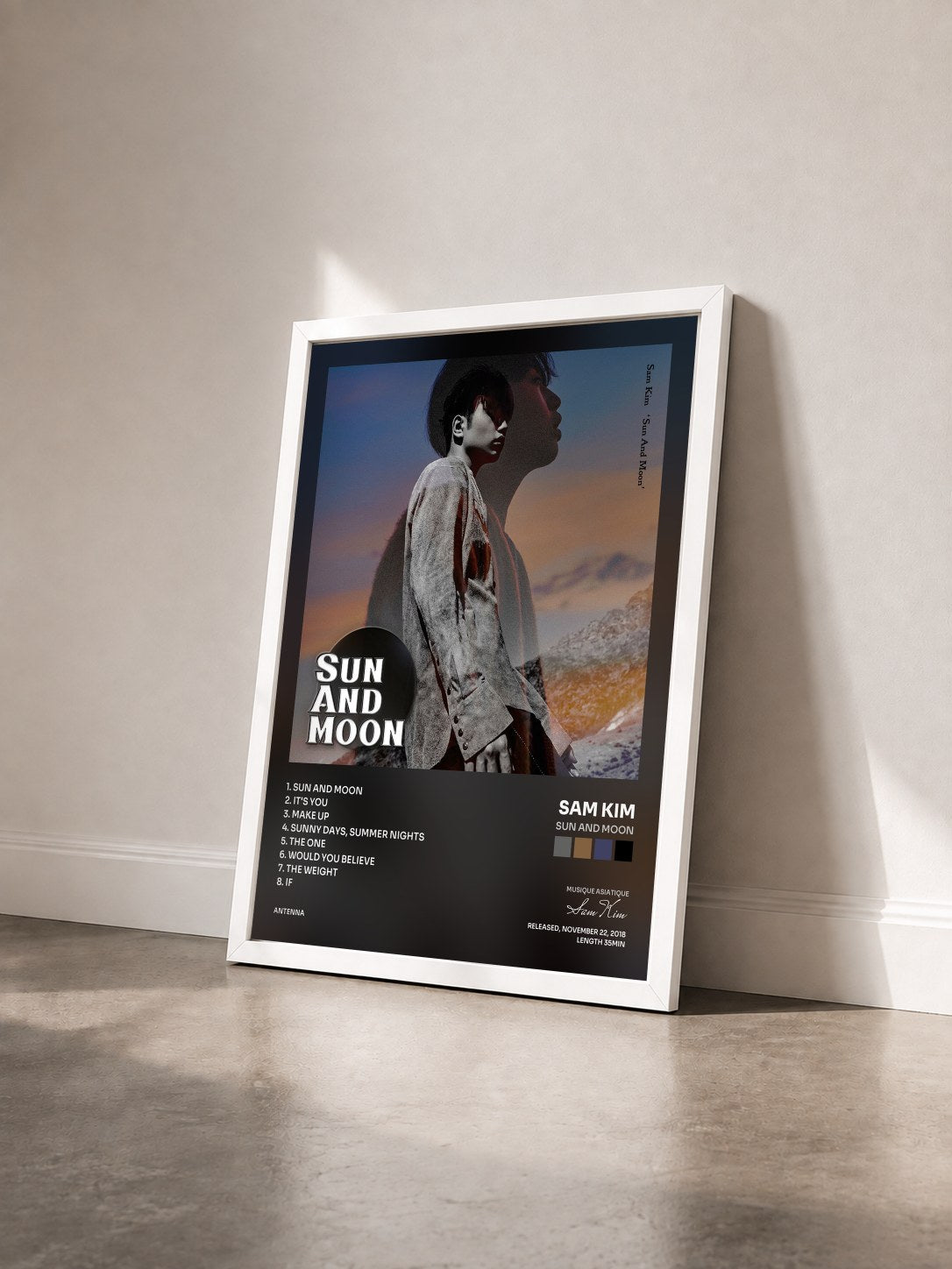 #blanc Tableau de l'album Sun And Moon de Sam Kim vu de trois quarts, cadre blanc