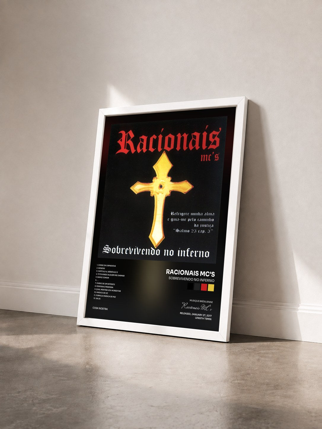 #blanc Tableau de l'album Sobrevivendo no Inferno de Racionais MC's vu de trois quarts, cadre blanc