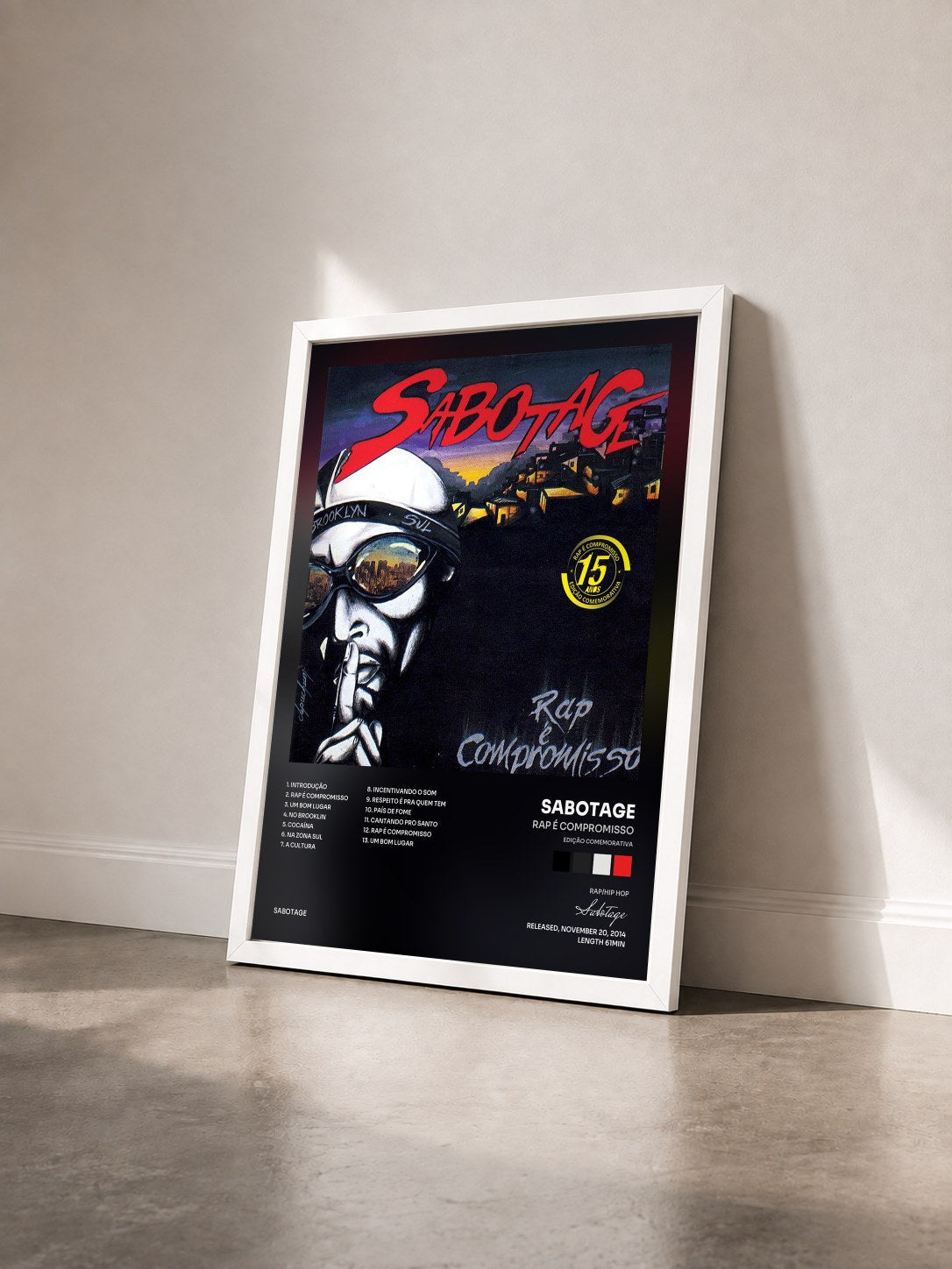 #blanc Tableau de l'album Rap É Compromisso (Edição Comemorativa) de Sabotage vu de trois quarts, cadre blanc