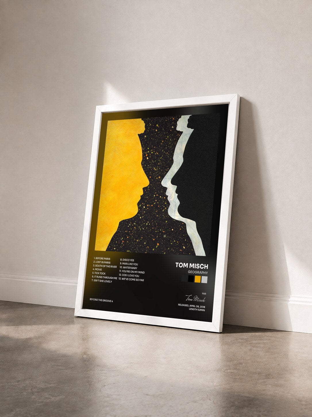 #blanc Tableau de l'album Geography de Tom Misch vu de trois quarts, cadre blanc