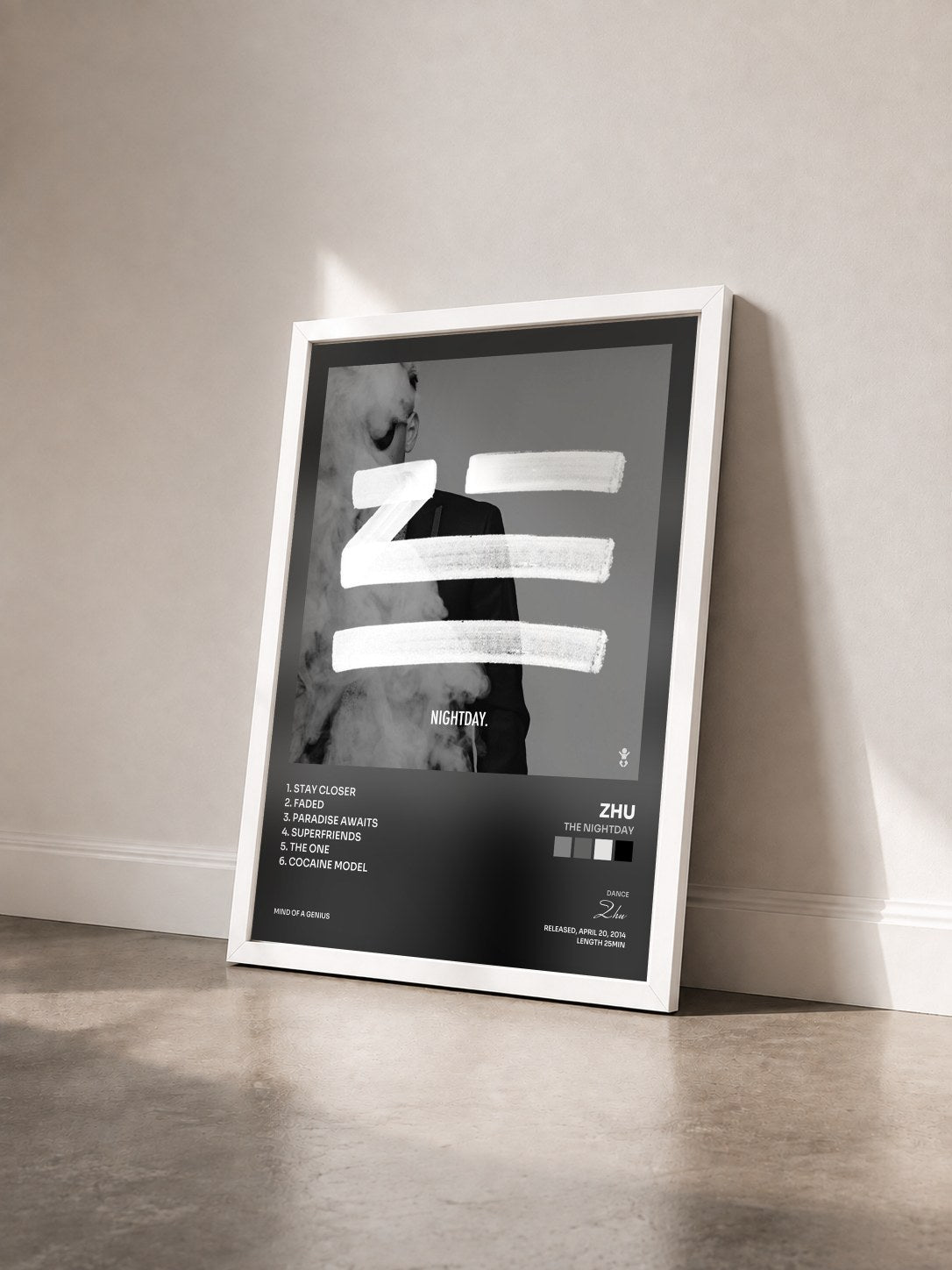 #blanc Tableau de l'album THE NIGHTDAY de Zhu vu de trois quarts, cadre blanc