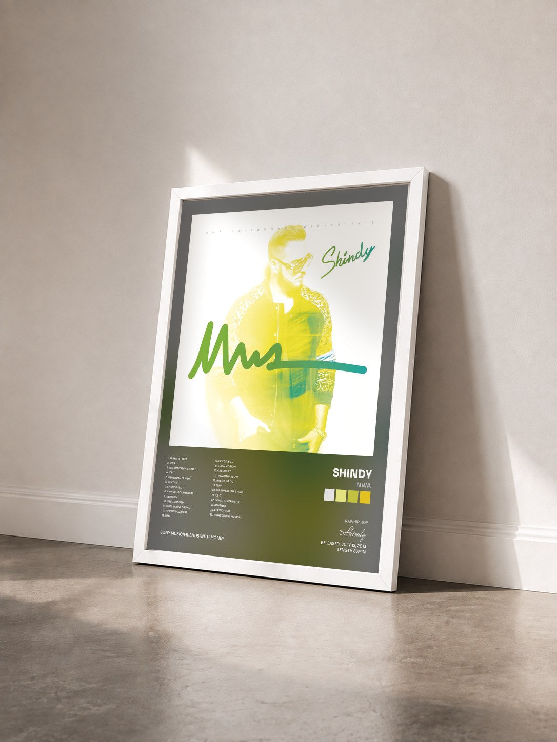#blanc Tableau de l'album NWA de Shindy vu de trois quarts, cadre blanc