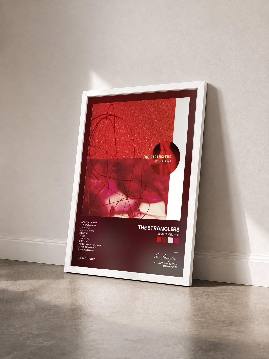 #blanc Tableau de l'album Written in Red de The Stranglers vu de trois quarts, cadre blanc