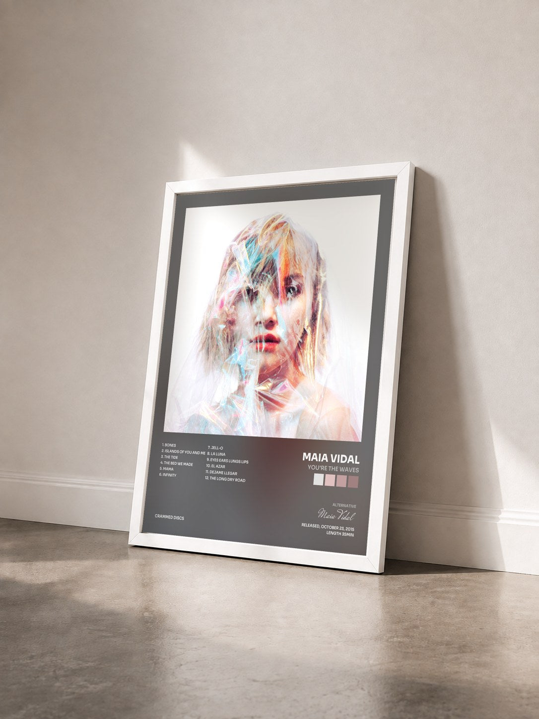 #blanc Tableau de l'album You're the Waves de Maia Vidal vu de trois quarts, cadre blanc