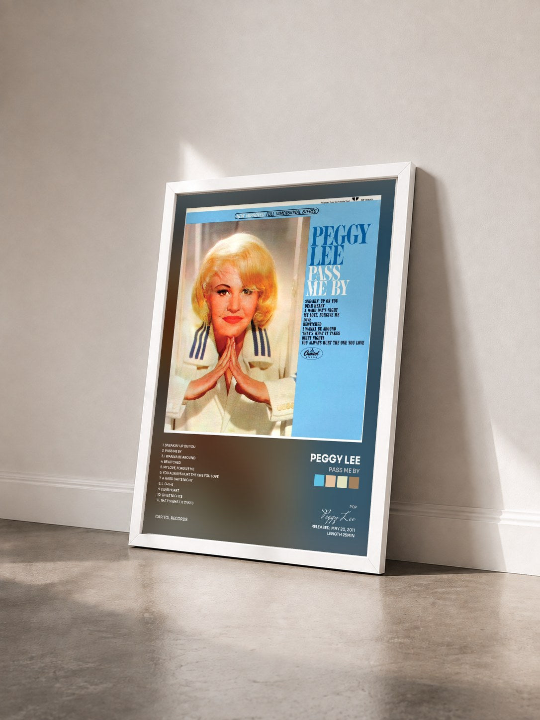 #blanc Tableau de l'album Pass Me By de Peggy Lee vu de trois quarts, cadre blanc
