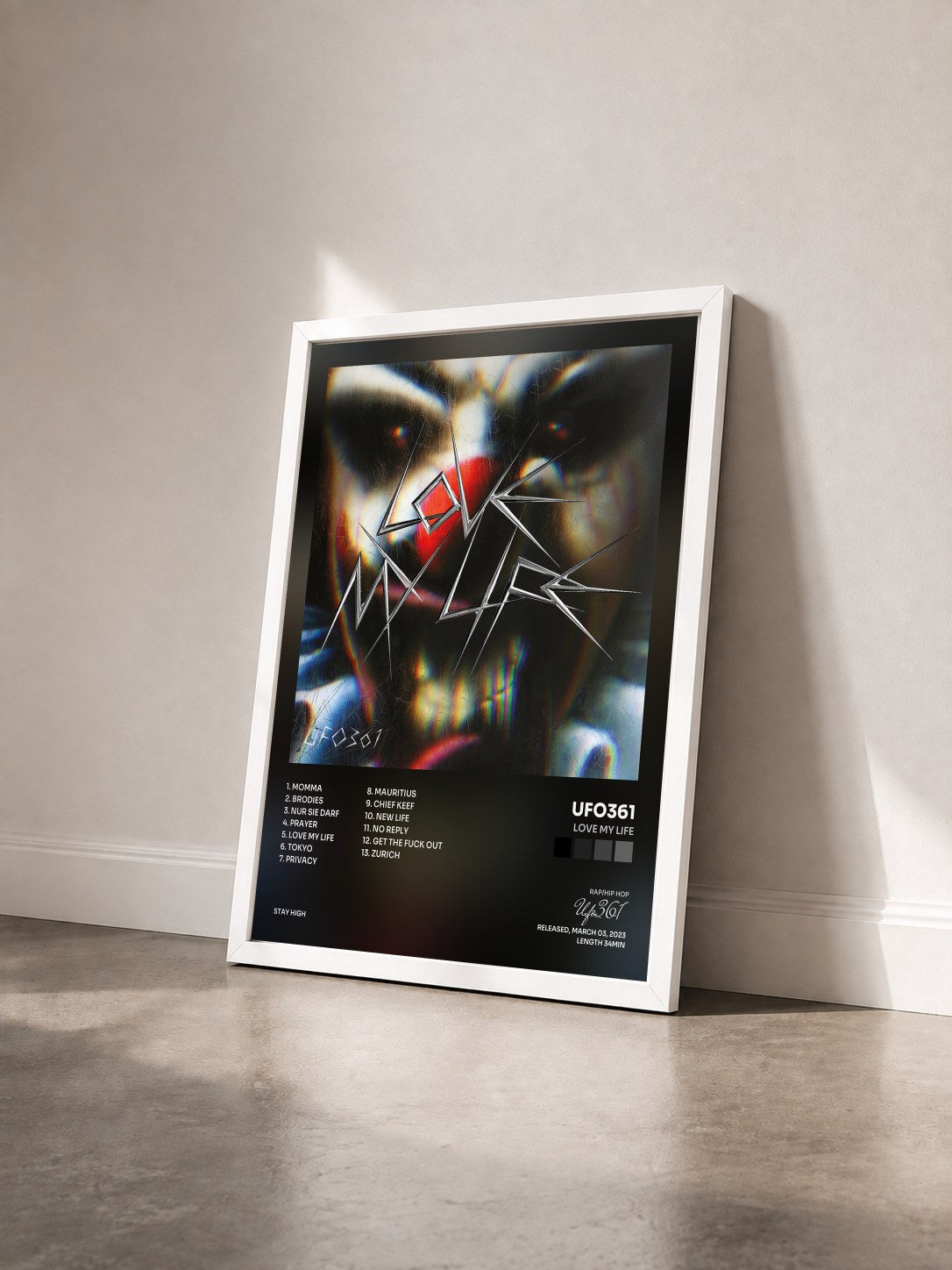 #blanc Tableau de l'album LOVE MY LIFE de Ufo361 vu de trois quarts, cadre blanc
