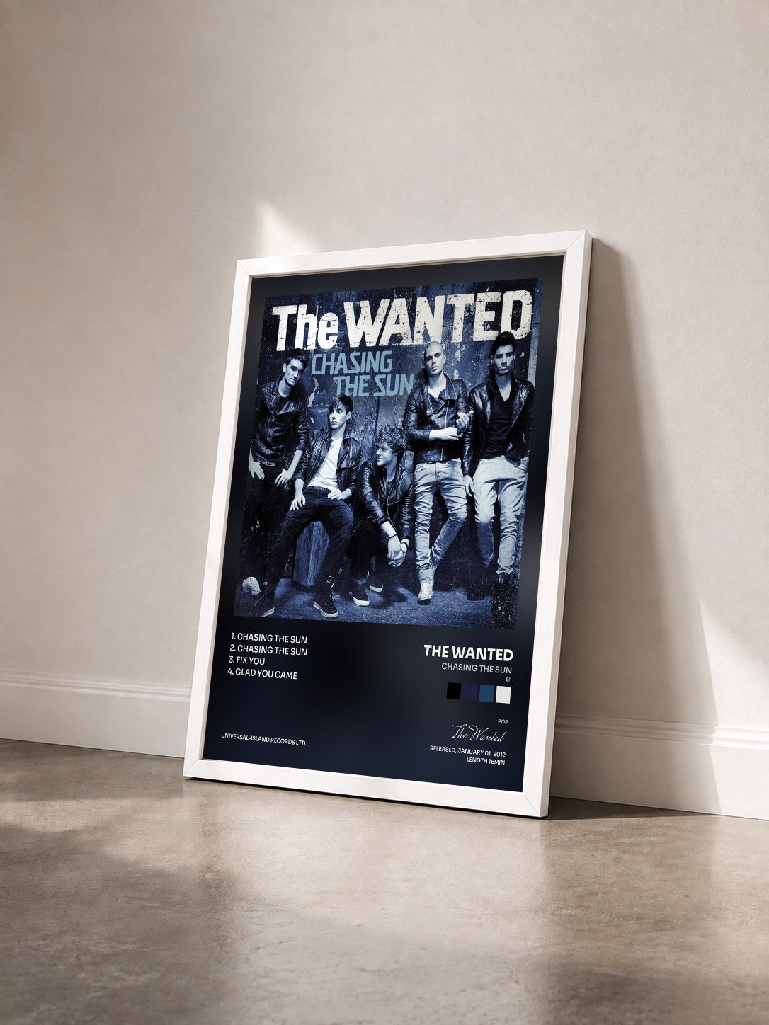 #blanc Tableau de l'album Chasing The Sun (EP) de The Wanted vu de trois quarts, cadre blanc