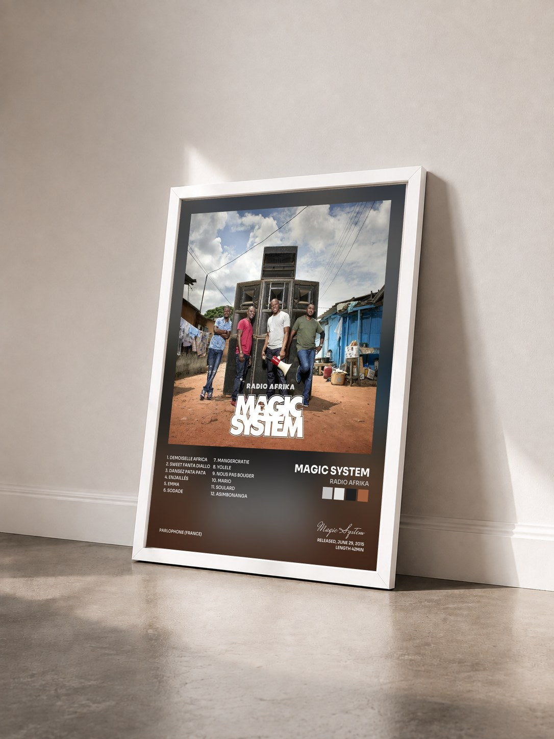 #blanc Tableau de l'album Radio Afrika de Magic System vu de trois quarts, cadre blanc