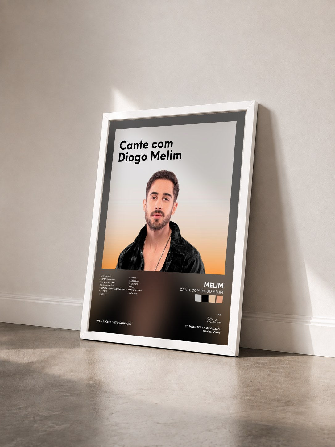 #blanc Tableau de l'album Cante com Diogo Melim de Melim vu de trois quarts, cadre blanc