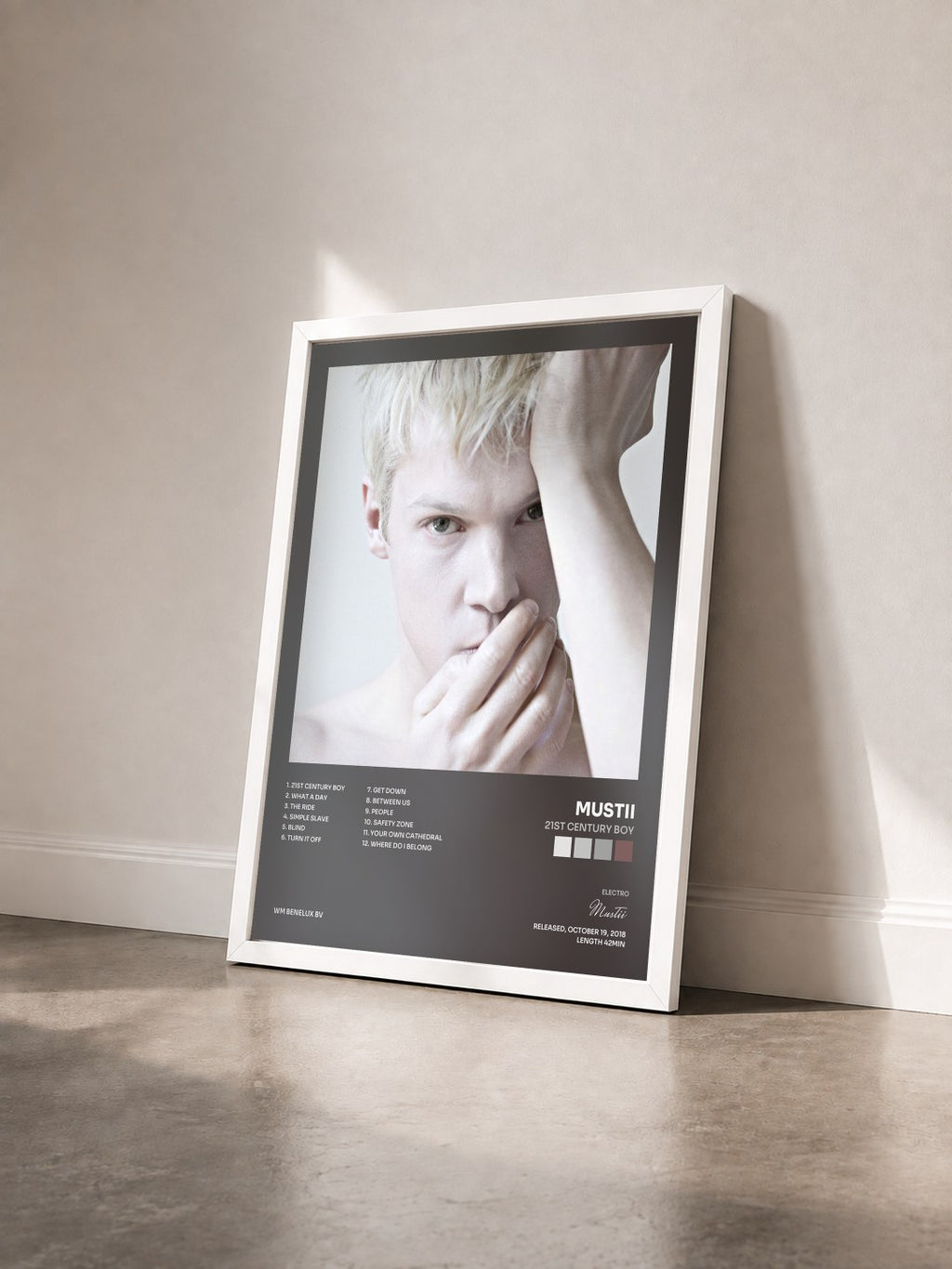 #blanc Tableau de l'album 21st Century Boy de Mustii vu de trois quarts, cadre blanc