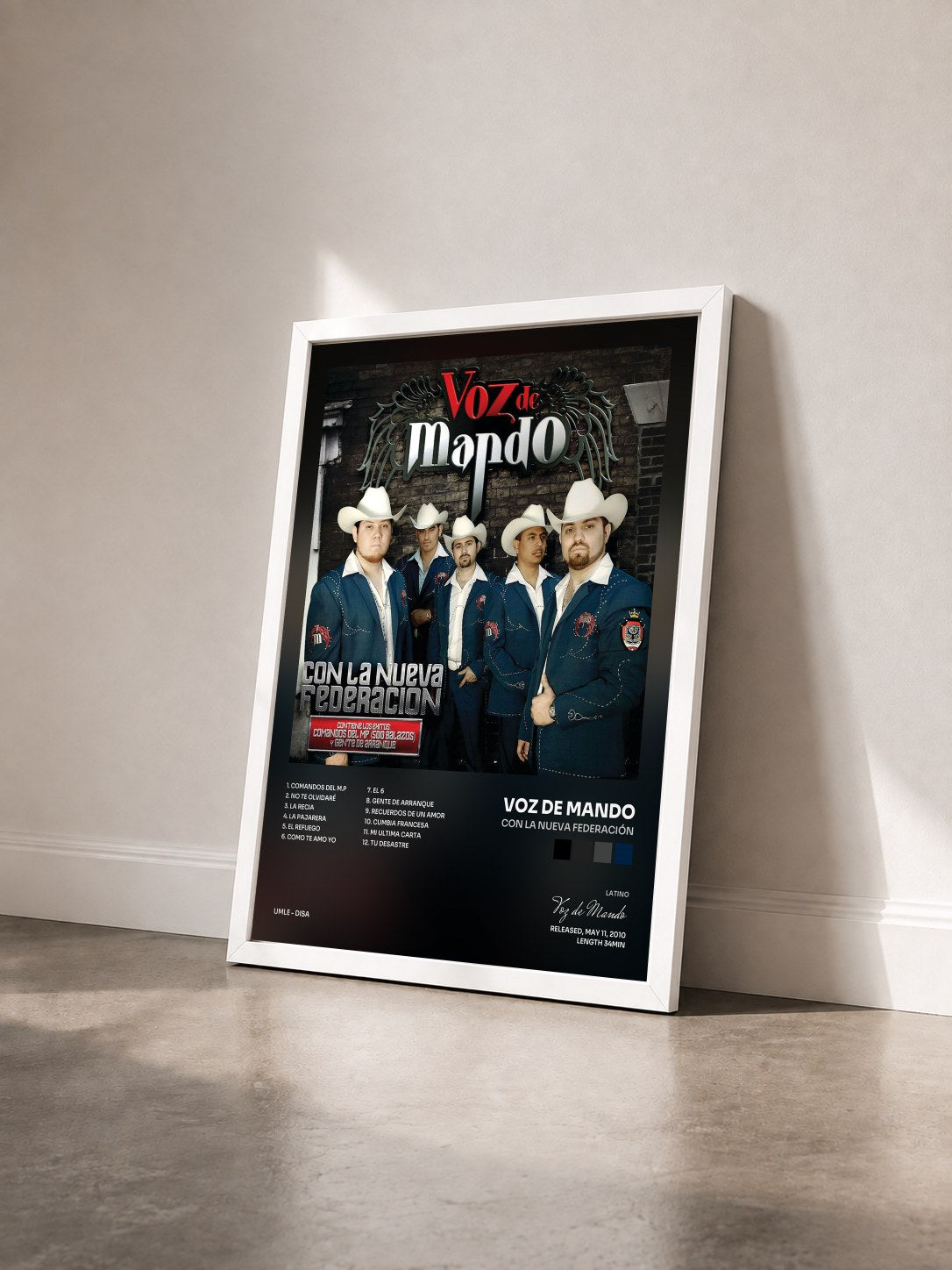 #blanc Tableau de l'album Con La Nueva Federación de Voz de Mando vu de trois quarts, cadre blanc