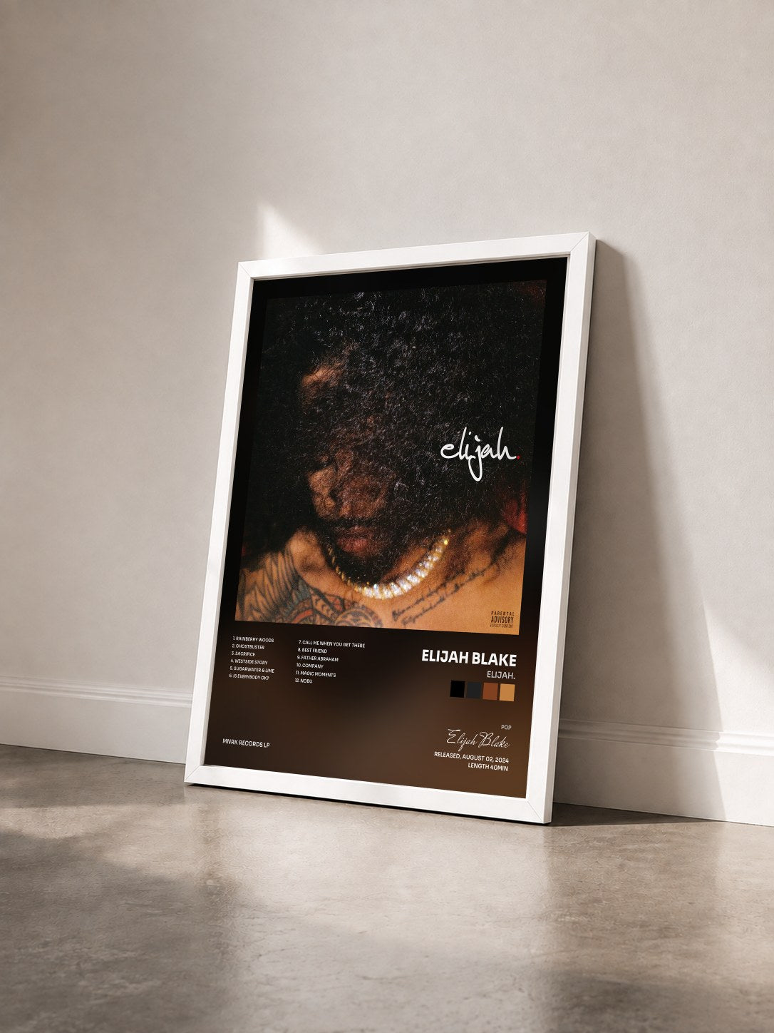 #blanc Tableau de l'album elijah. de Elijah Blake vu de trois quarts, cadre blanc