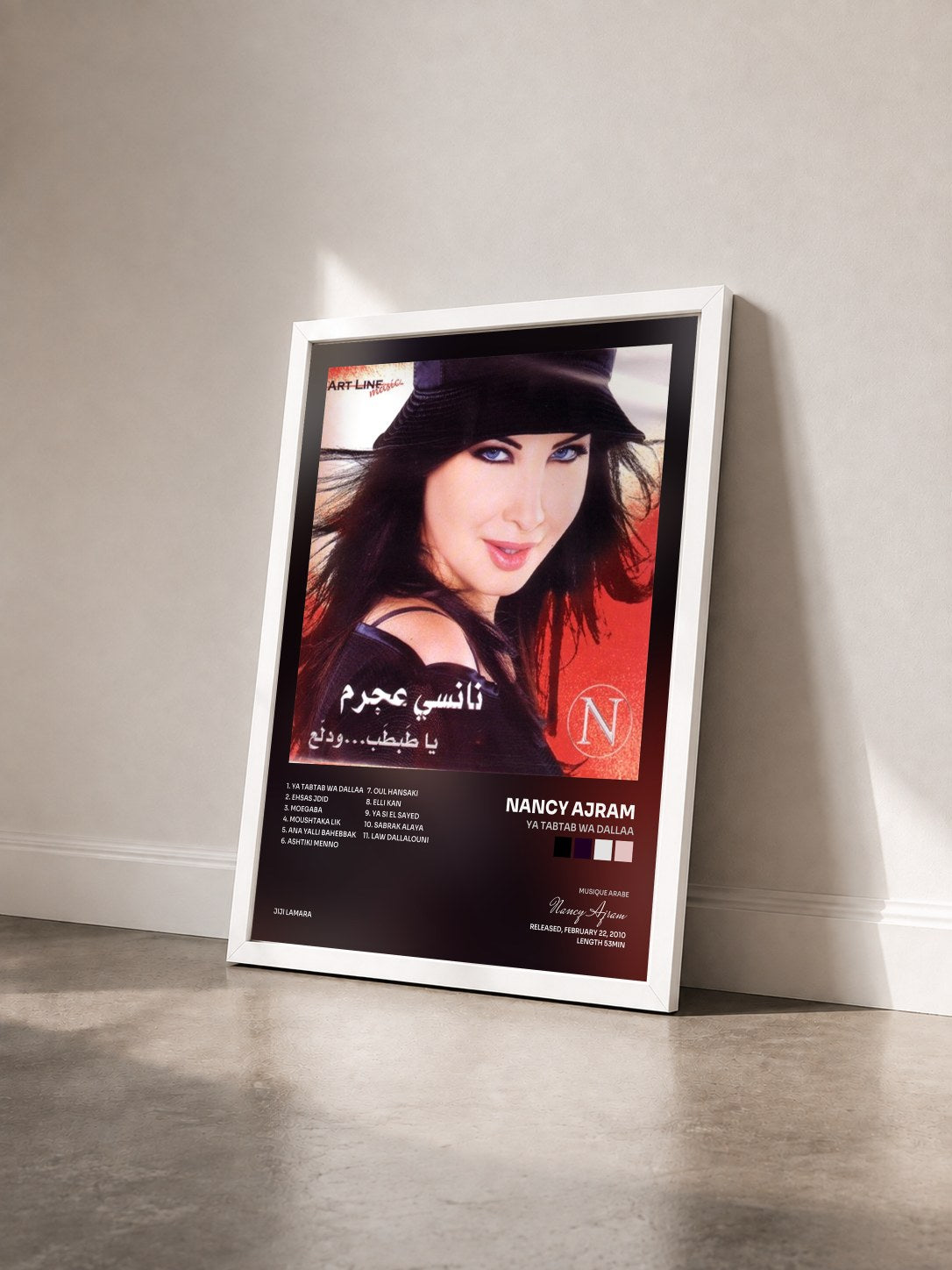 #blanc Tableau de l'album Ya Tabtab Wa Dallaa de Nancy Ajram vu de trois quarts, cadre blanc