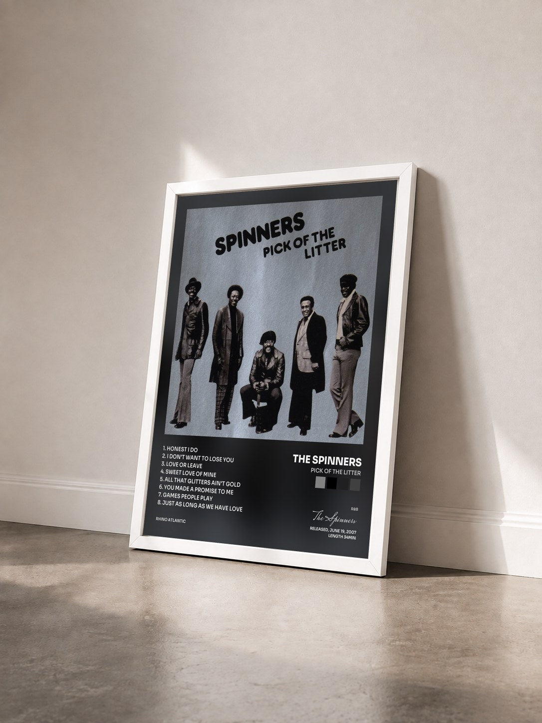 #blanc Tableau de l'album Pick of the Litter de The Spinners vu de trois quarts, cadre blanc