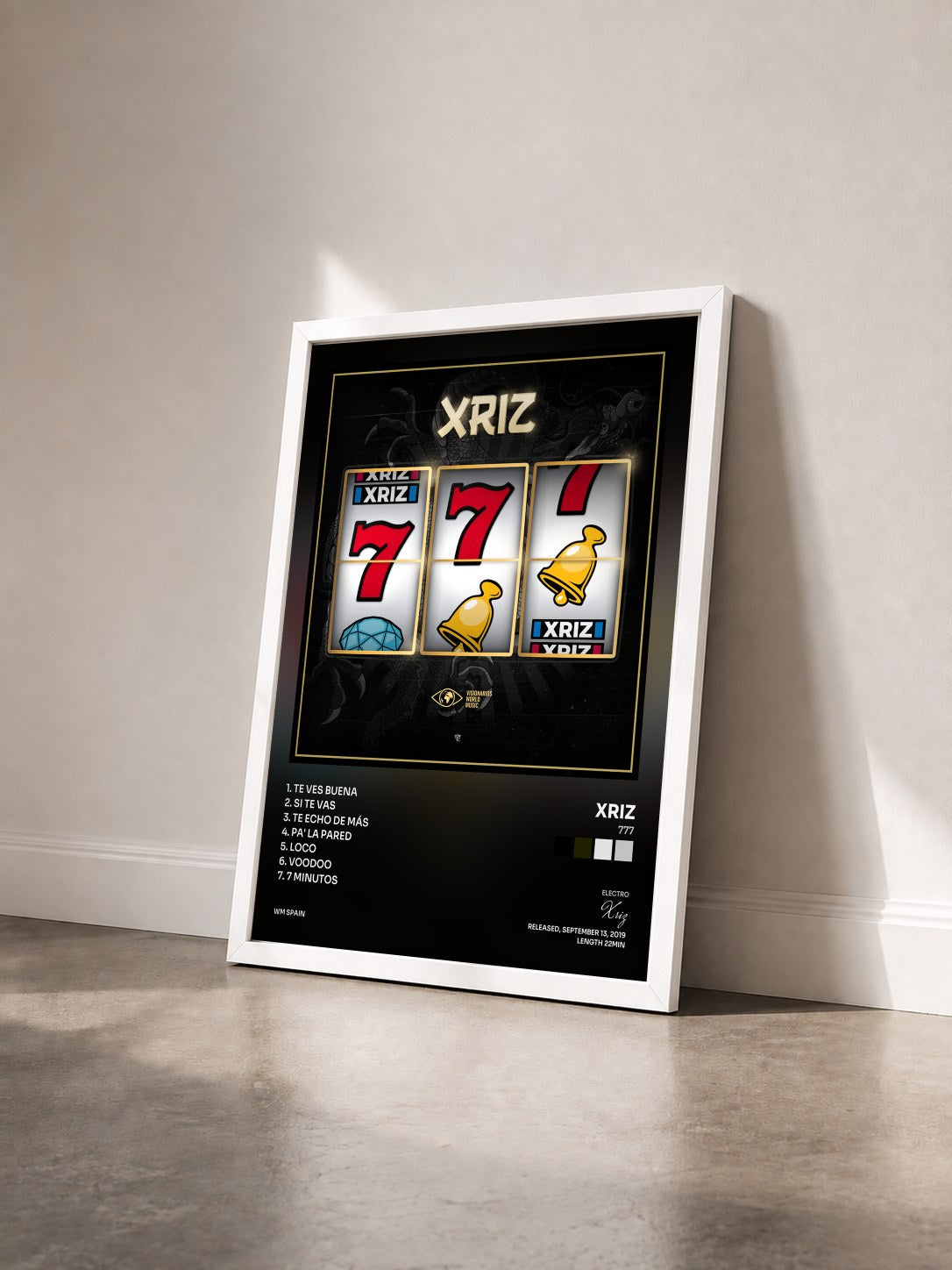 #blanc Tableau de l'album 777 de Xriz vu de trois quarts, cadre blanc