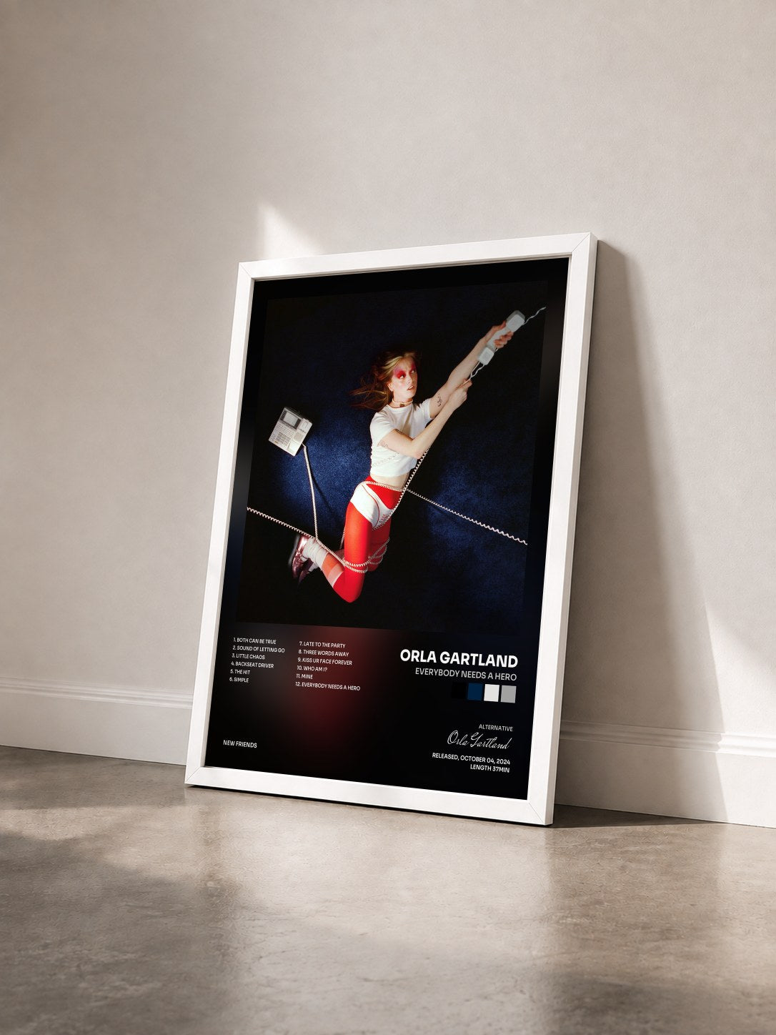 #blanc Tableau de l'album Everybody Needs a Hero de Orla Gartland vu de trois quarts, cadre blanc