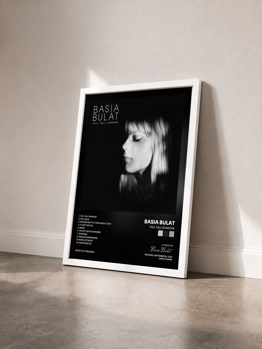 #blanc Tableau de l'album Tall Tall Shadow de Basia Bulat vu de trois quarts, cadre blanc