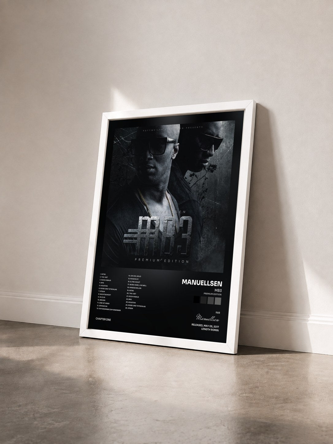 #blanc Tableau de l'album MB3 (Premium Edition) de Manuellsen vu de trois quarts, cadre blanc