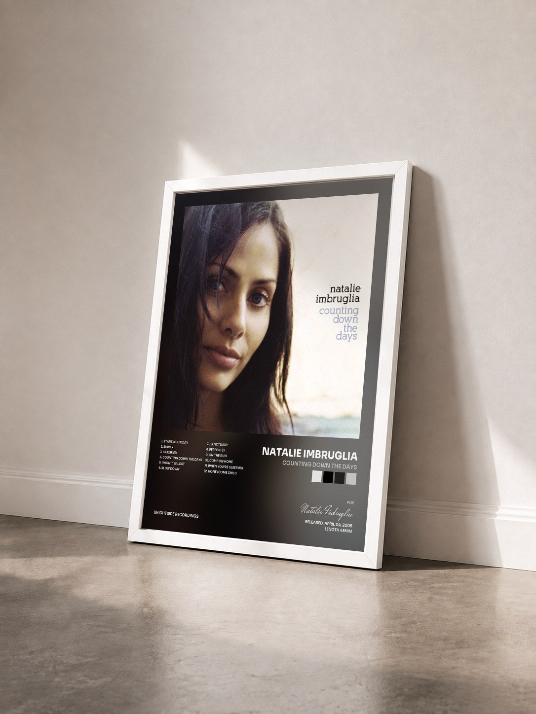 #blanc Tableau de l'album Counting Down The Days de Natalie Imbruglia vu de trois quarts, cadre blanc