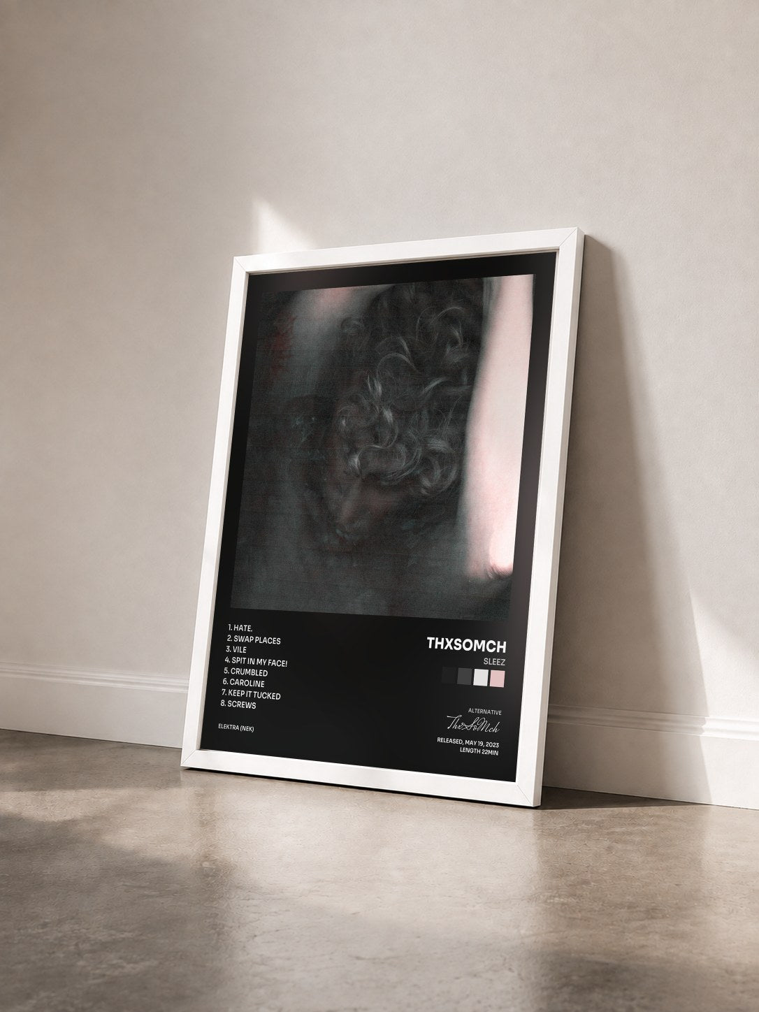#blanc Tableau de l'album Sleez de ThxSoMch vu de trois quarts, cadre blanc