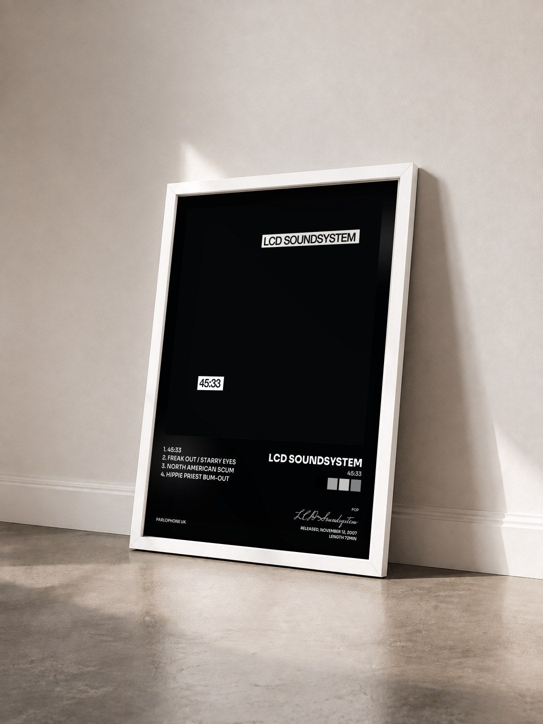 #blanc Tableau de l'album 45:33 de LCD Soundsystem vu de trois quarts, cadre blanc