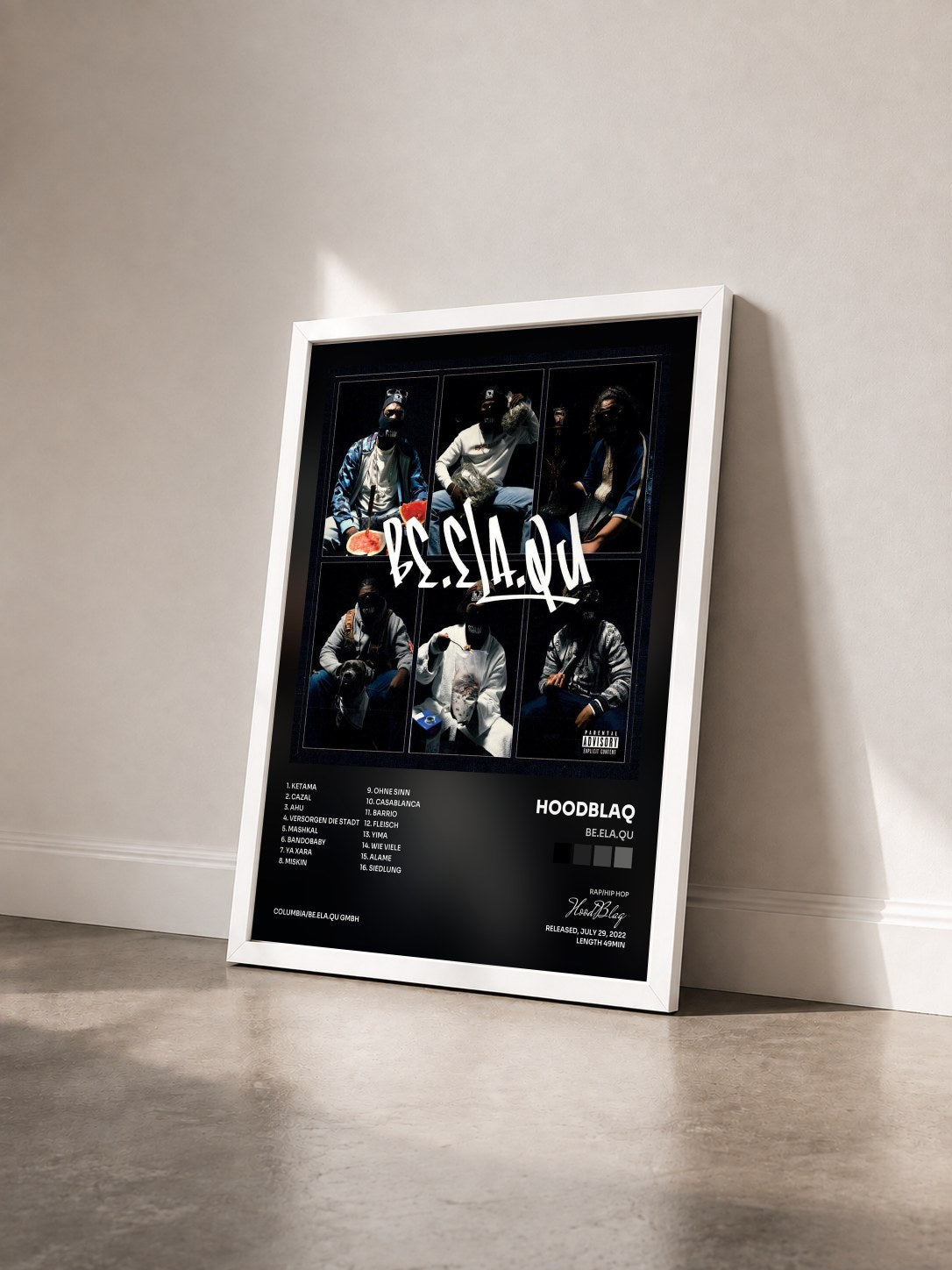 #blanc Tableau de l'album BE.ELA.QU de HoodBlaq vu de trois quarts, cadre blanc